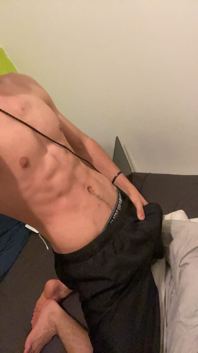 Profil von Housseine, 25 Jahre, Gay in Kopp (Rheinland-Pfalz)